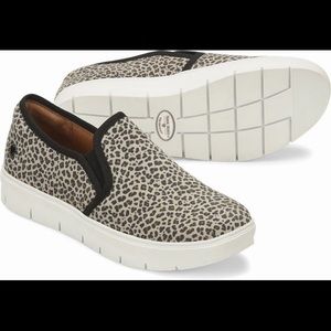 Nurse mates slip in grey leopard slip in 6.5